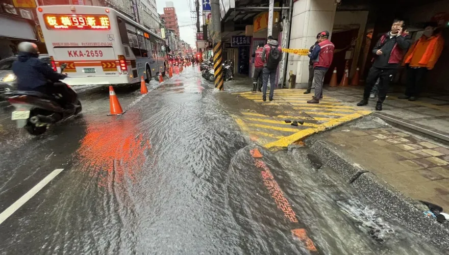 影/板橋馬路爆管淹水　「這22里」停水24小時...1.8萬戶受影響