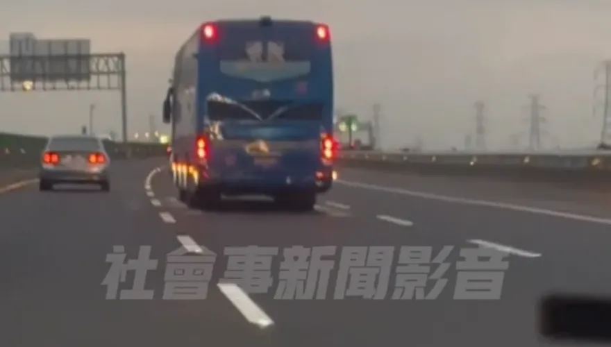 影/6級風虐國道！遊覽車東搖西晃「一副快倒樣」　後面小車嚇壞不敢加速