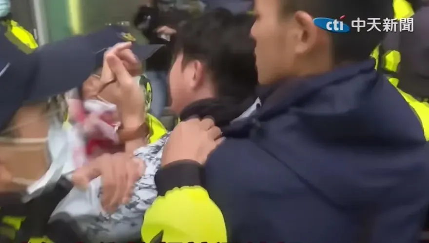 消防員抗議賴清德遭警鎖喉架住！柯文哲嘆「沒必要」再提公安解方