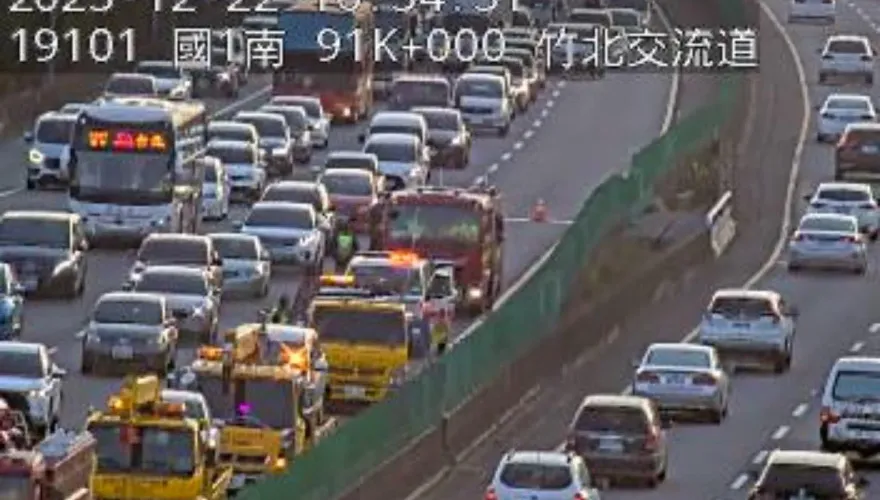 快訊/國1北上竹北交流道3車追撞！占用內線車道　車流嚴重回堵6公里