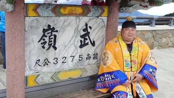 全台「最高法師」 騎車衝武嶺　獲3.4萬讚「蝙蝠俠」也留言