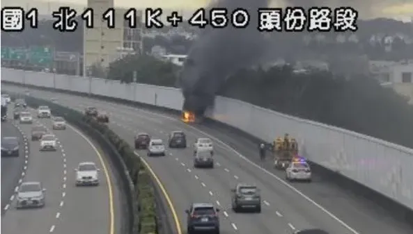 快訊/國1頭份段火燒車！開到一半燒起來　駕駛停靠路肩緊急逃生