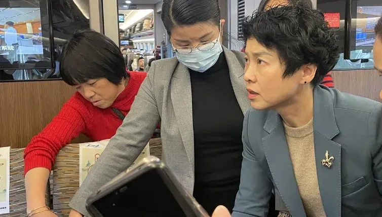 影/幸運！20歲女乘務員高鐵上突「心臟驟停」　6醫師乘客聯手救回一命