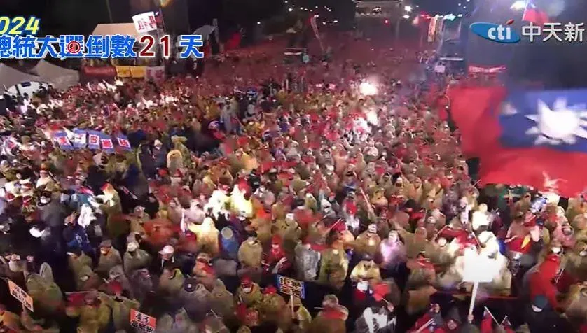 影/上萬民眾風雨無阻力挺「侯康配」　凱道造勢晚會力拼政黨輪替