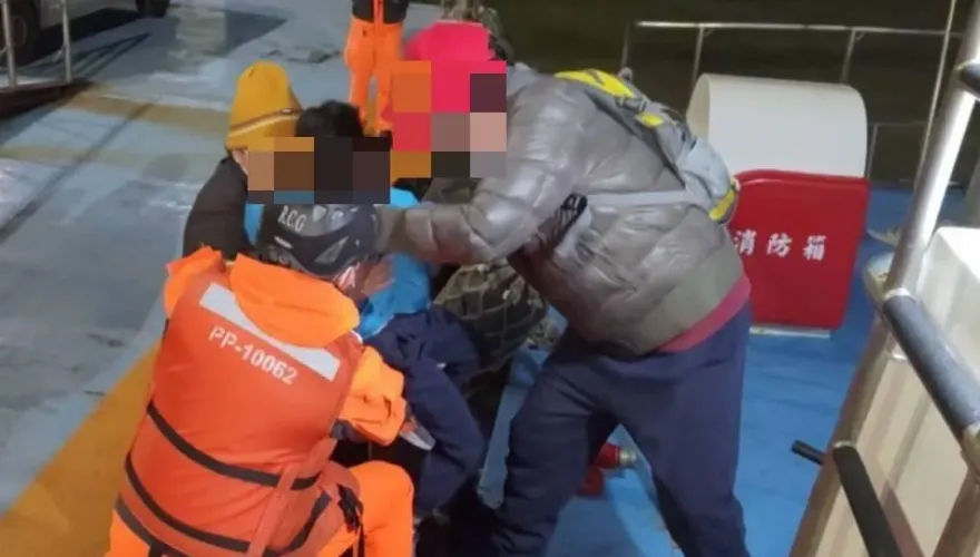 影/北竿男童深夜頭部受傷　海巡隊不畏低溫大浪協助後送就醫