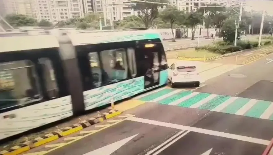 影/離譜！路況不熟「軌道」待轉　淡水女擦撞輕軌車罰7500元