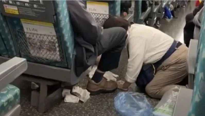 清潔阿姨跪「男客腳邊」擦嘔吐物…網心疼　高鐵回應了