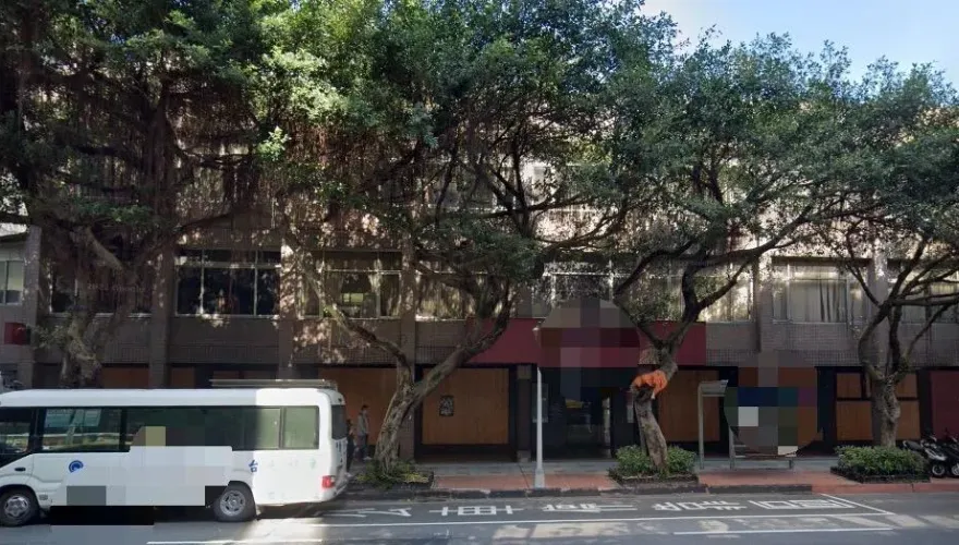 平安夜前夕！北市廢校舍「40歲男倒臥身亡」全身僵硬　現場急封鎖