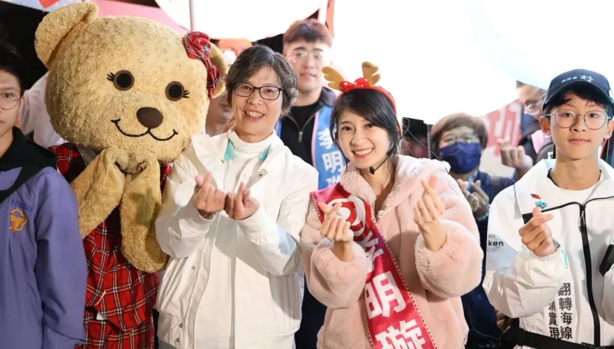 蔡壁如包車到高雄輔選李明璇  2人合體站路口拜票大受歡迎