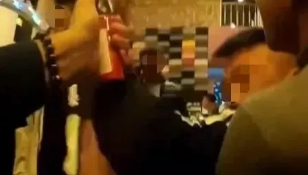 影/高雄KTV全武行！3醉男搭電梯「碰到」爆口角推擠　警辣椒水制伏