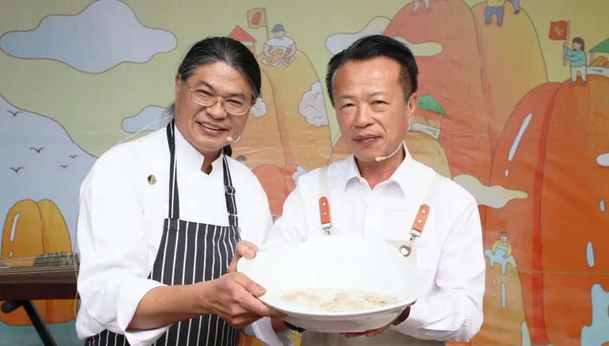 過年就要這一味！嘉義縣推「黃金烏魚子」辦展售　縣長翁章梁秀廚藝