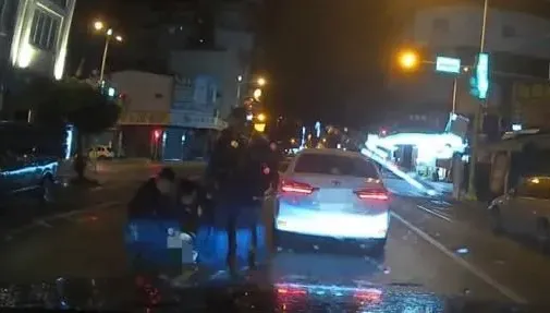 影/酒醉糾紛車停路中持棒爆衝突　花蓮警強勢管束友人落荒逃
