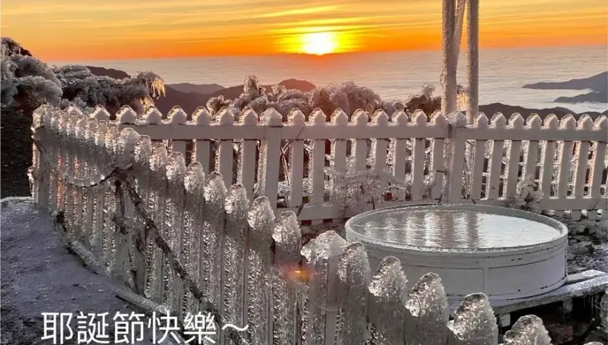 曬「聖誕節清晨」玉山厚冰美景！　鄭明典：凍雨是是很危險的天氣狀況
