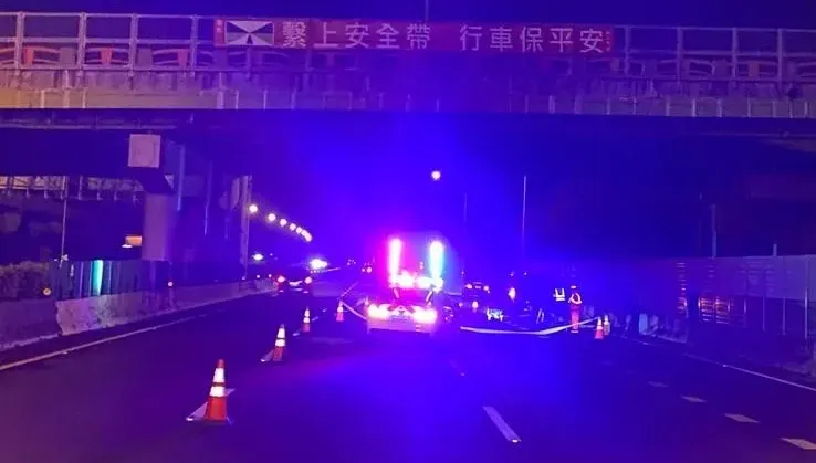 影/聖誕屍塊噴國道！南屯「58歲男墜天橋」遭多車撞擊慘死
