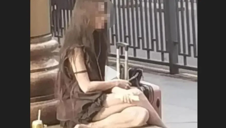 影/流浪近3個月！短裙正妹「慘變乞丐」牙掉光呆坐街頭　拒警協助