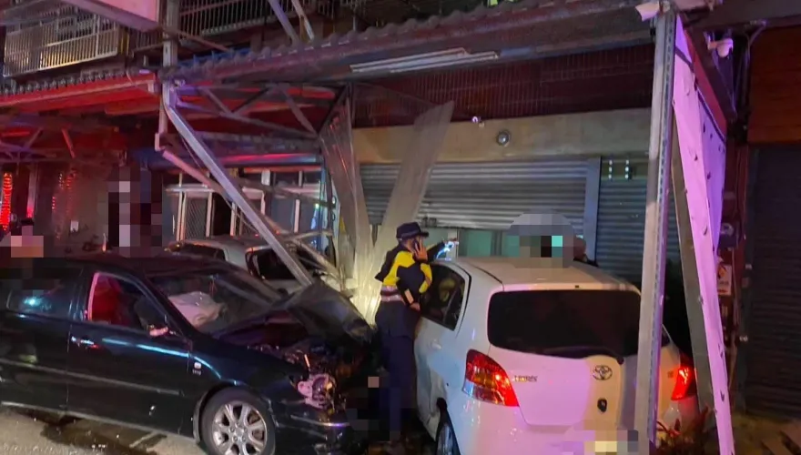 影/苗栗突停電！原來是白車失控連4撞　卡遮雨棚樑柱險駛入民宅