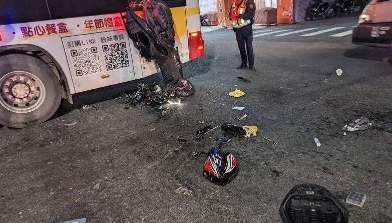 影/高雄機車闖紅燈「整輛倒立黏公車」！騎士噴飛重摔多處骨折