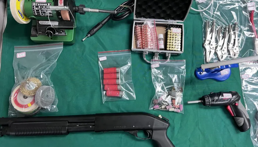 影/慣犯改槍抓不怕！高雄無業男家中抄出駭人霰彈槍、百發子彈
