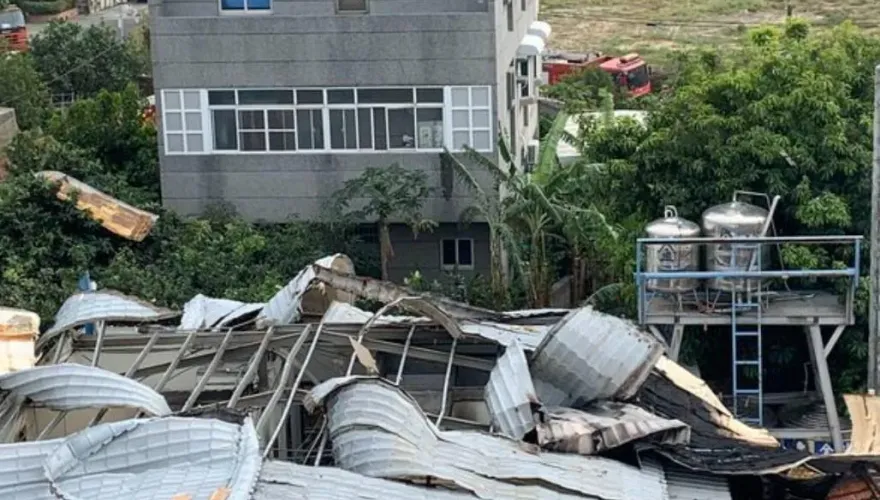影/台南出租套房驚悚氣爆「屋頂遭炸掀」！警消救出3人送醫搶救