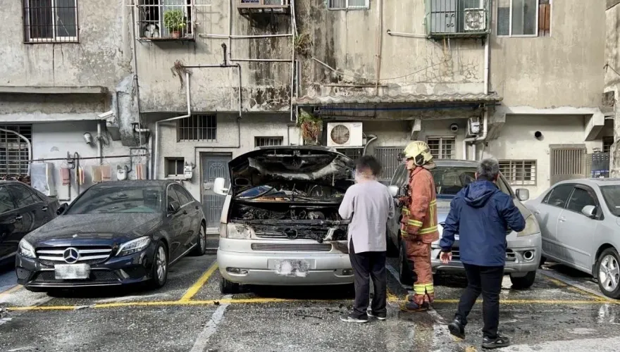 快訊/新北三重火燒車意外　廂型車停車場內自燃幸無人傷