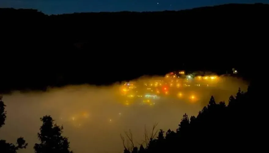 宜蘭太平山起霧如仙境　太平山莊現奇幻「琉璃光夜景」
