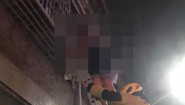 快訊/高雄小港透天住宅遭火舌吞噬！母女受困陽台幸無傷亡