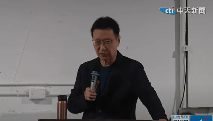 影/趙少康酸民進黨疫苗、論文封存30年「是Johnnie Walker啊？」　清大同學爆笑