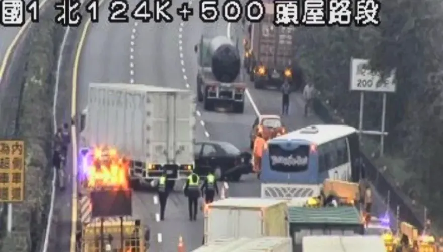 快訊/國1頭屋段3車慘追撞！多線道交通遭阻事故排除中