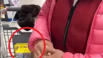 全聯賴皮獸！他購物籃飲料被搶　大媽嗆：年輕人不要這麼貪心