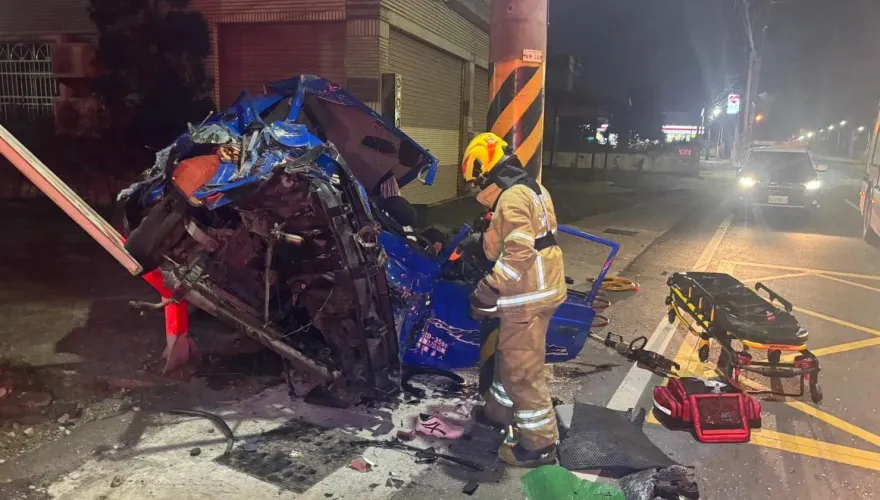 影/凌晨死亡車禍！高雄貨車撞電線桿側翻再撞告示牌　「車頭全毀」駕駛氣絕亡
