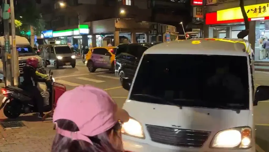 影/國三生遺體到學校了！招魂車載死者與家人回母校事發地點招魂