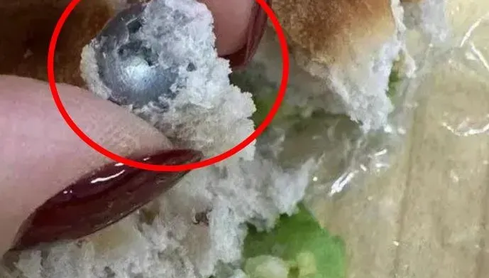 女子吃貝果慘掉牙！一掰開驚見「大螺絲」　店家賠4400元逼刪文