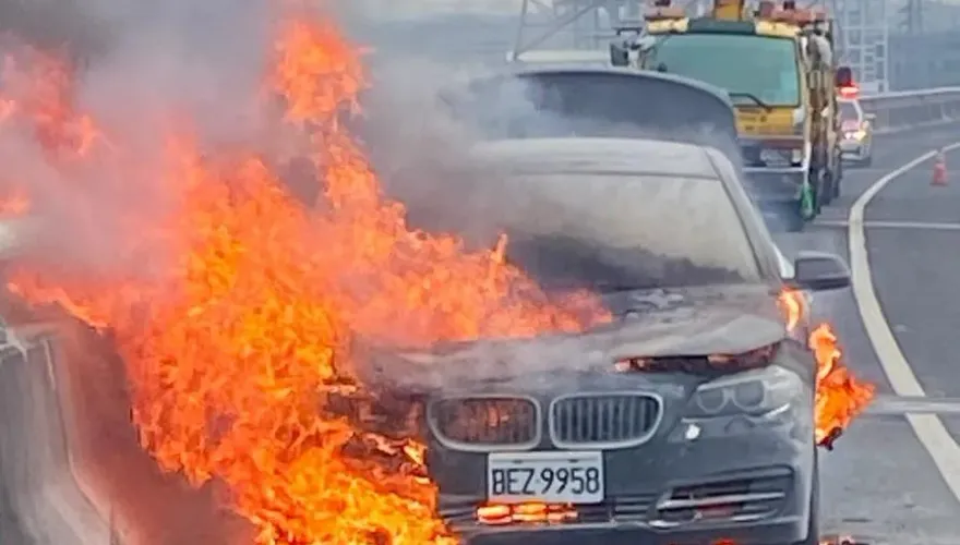 影/國3北上龍井段驚傳BMW火燒車！火勢猛烈豪車陷火海　所幸無人傷亡