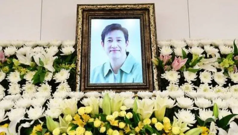 李善均今出殯！妻田慧振淚崩、長子捧父遺照　圈內大咖好友都到了