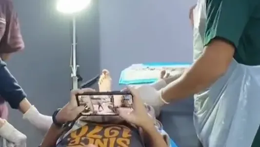 影/打手遊就什麼都不怕！大馬男童專注玩手機　淡定躺手術台割包皮