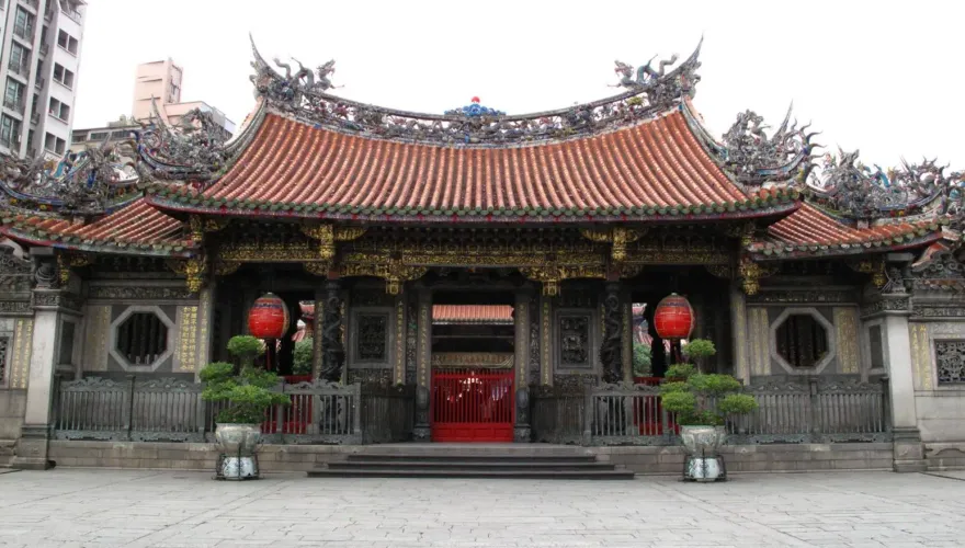 龍山寺徵「解籤人」！符合「3條件」就能和神明一起工作　薪資福利看這邊