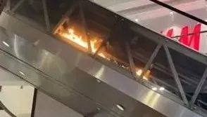 燃燒影像曝光！桃園某購物中心電扶梯變「暖爐」　業者：釐清中