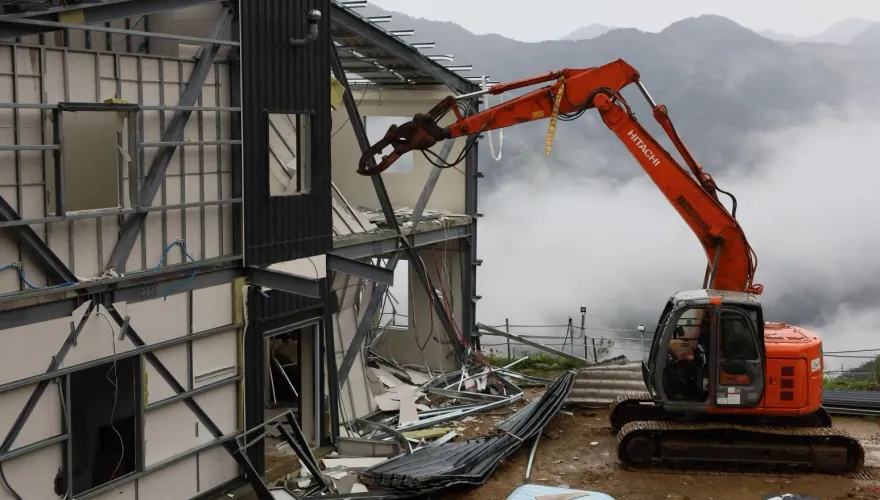 樂山基地蓋「宿舍」提不出證明　新竹縣府強拆山坡鋼架大違建