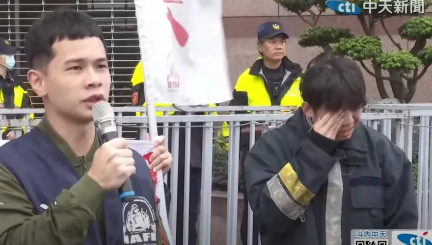 影/新竹消防員殉職「生前按讚批政府騙人」！消促會成員哭到說不出話