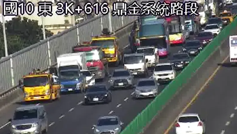 快訊/開始放假就不平靜！國10西向鼎金段「2大2小車」追撞　佔2線道回堵6K