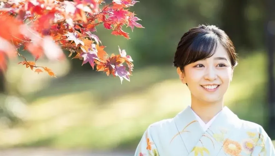 影/日本最美公主迎29歲　穿和服楓紅下甜笑迷倒粉絲