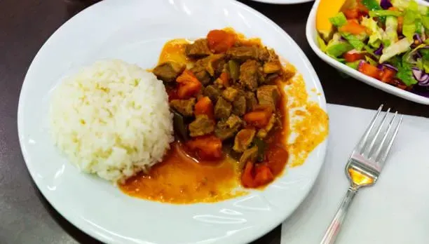 「乾哥」菜單曝光！網批殺人進少觀所過太爽　午晚餐爽嗑豬肉燴飯+棒棒腿