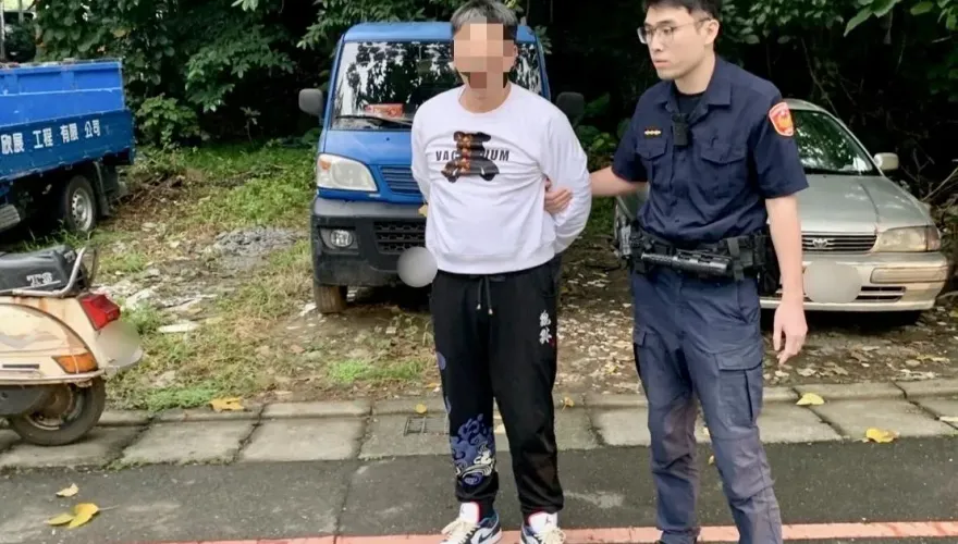 影/男子攜毒無照駕駛拒檢逃逸　失控撞車遭逮送辦還吞5張罰單