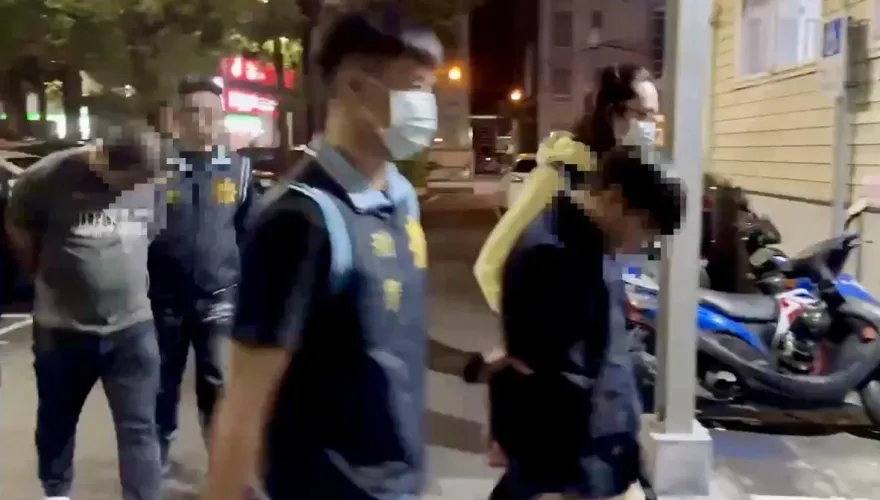 影/衝撞片！詐騙車手面交取款拒捕開車逃逸　撞9車受困車陣警圍捕逮人