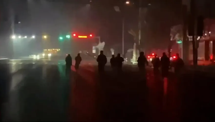 影/「古惑仔」街頭鬥毆不拿刀！用「手持煙火互射」下場曝...照樣被逮捕