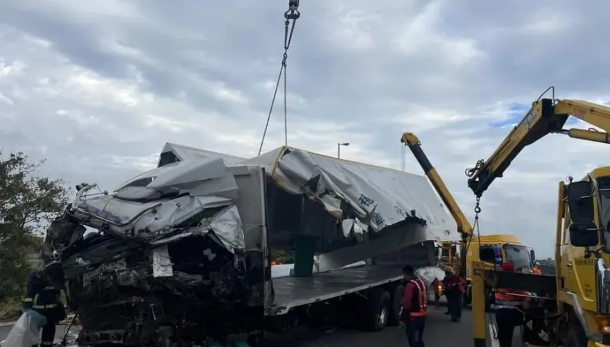 影/連假首日國3死亡車禍！大貨車自撞護欄衝出邊坡　「車頭全爛」駕駛不治