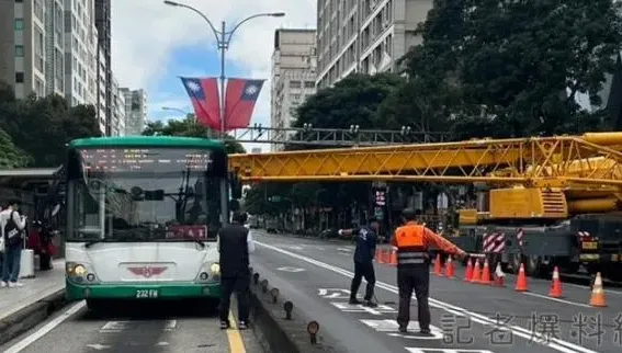 快訊/台北鬧區工安意外！　大型起重機吊臂「插進公車裡」...驚悚畫面曝