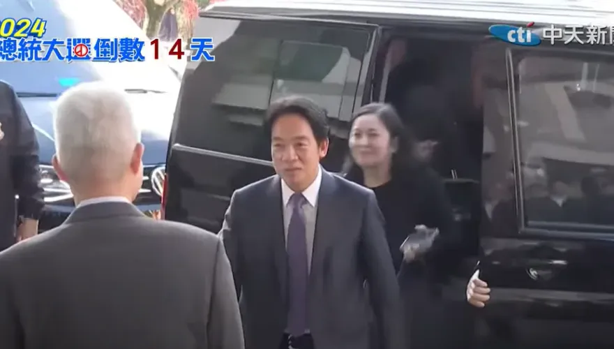 總統大選辯論/賴清德率先抵達！　西裝繫「紫色領帶」暗藏玄機