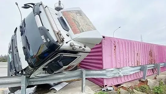 國道2號貨櫃車翻覆！護欄壓成波浪形…駕駛輕傷送醫