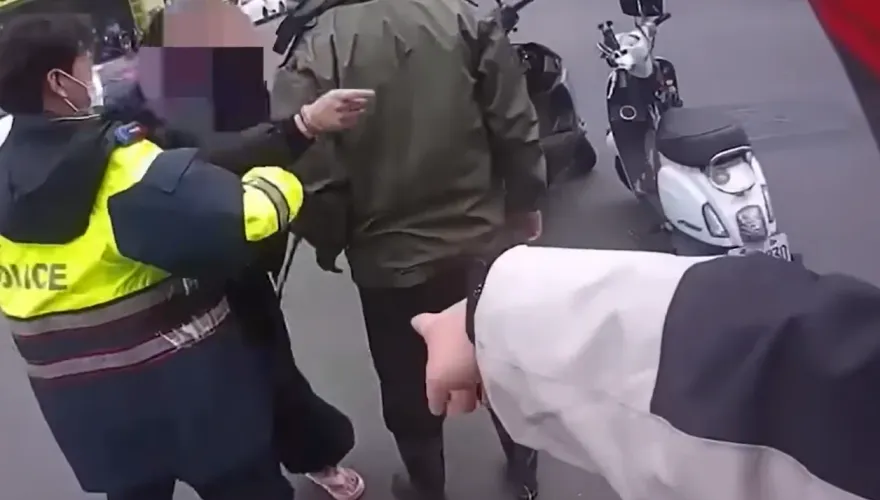 影/雲林無照女「小擦撞」怕報警　持鐵條砸車打人暴走畫面曝